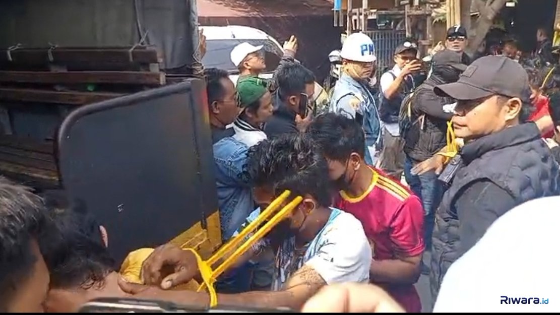 Belasan orang ditangkap dalam penggerebekan kampung narkoba Jalan Kunti Surabaya